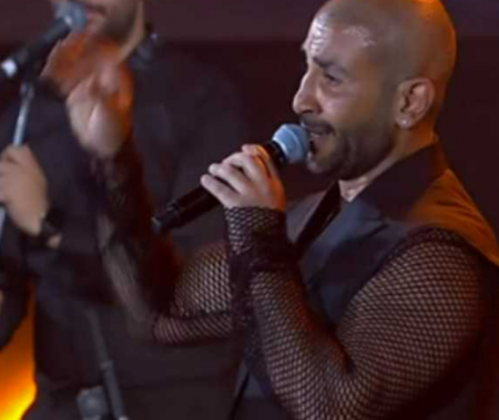 احمد سعد يشارك في حفل جدة بإطلالة مثيرة للجدل